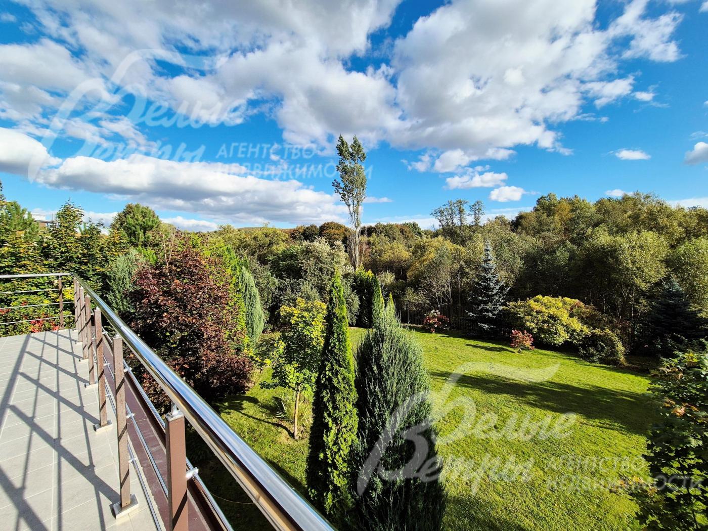 Вид на участок с террасы.