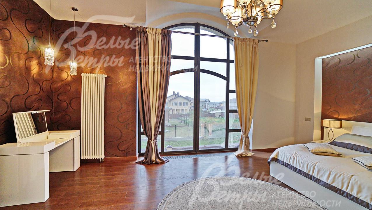 Главная спальня 34 кв.м с санузлом 7 кв.м на втором этаже