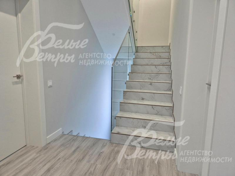 Надежная лестница с ограждением из закаленного стекла.