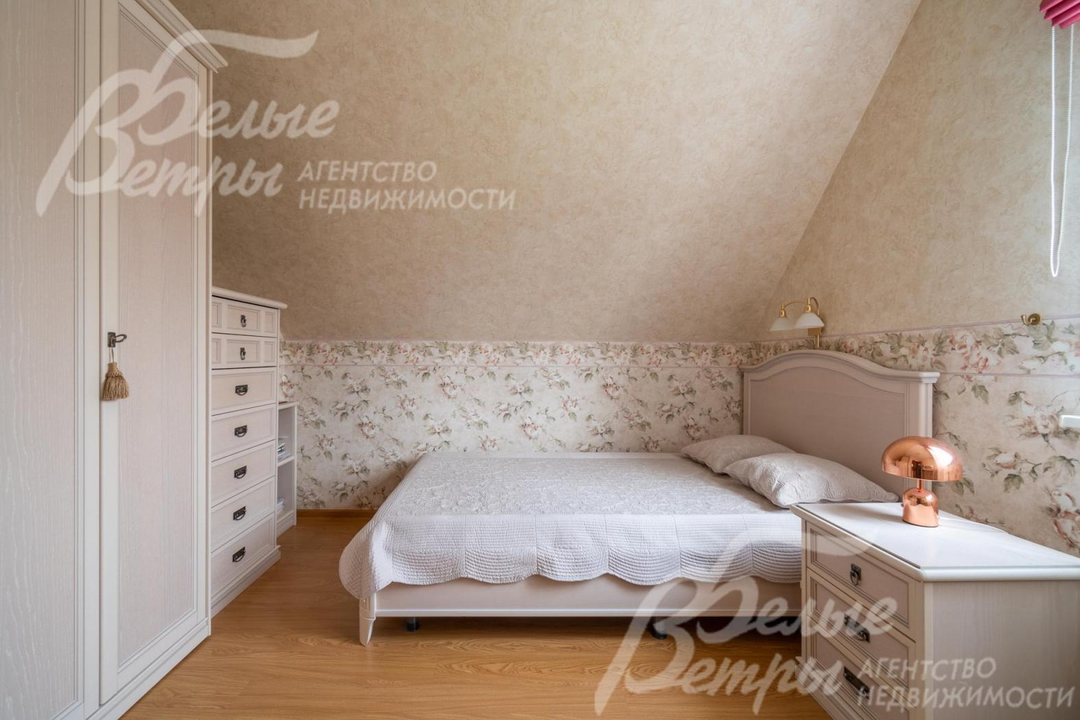 В спальнях установлены итальянские спальные гарнитуры