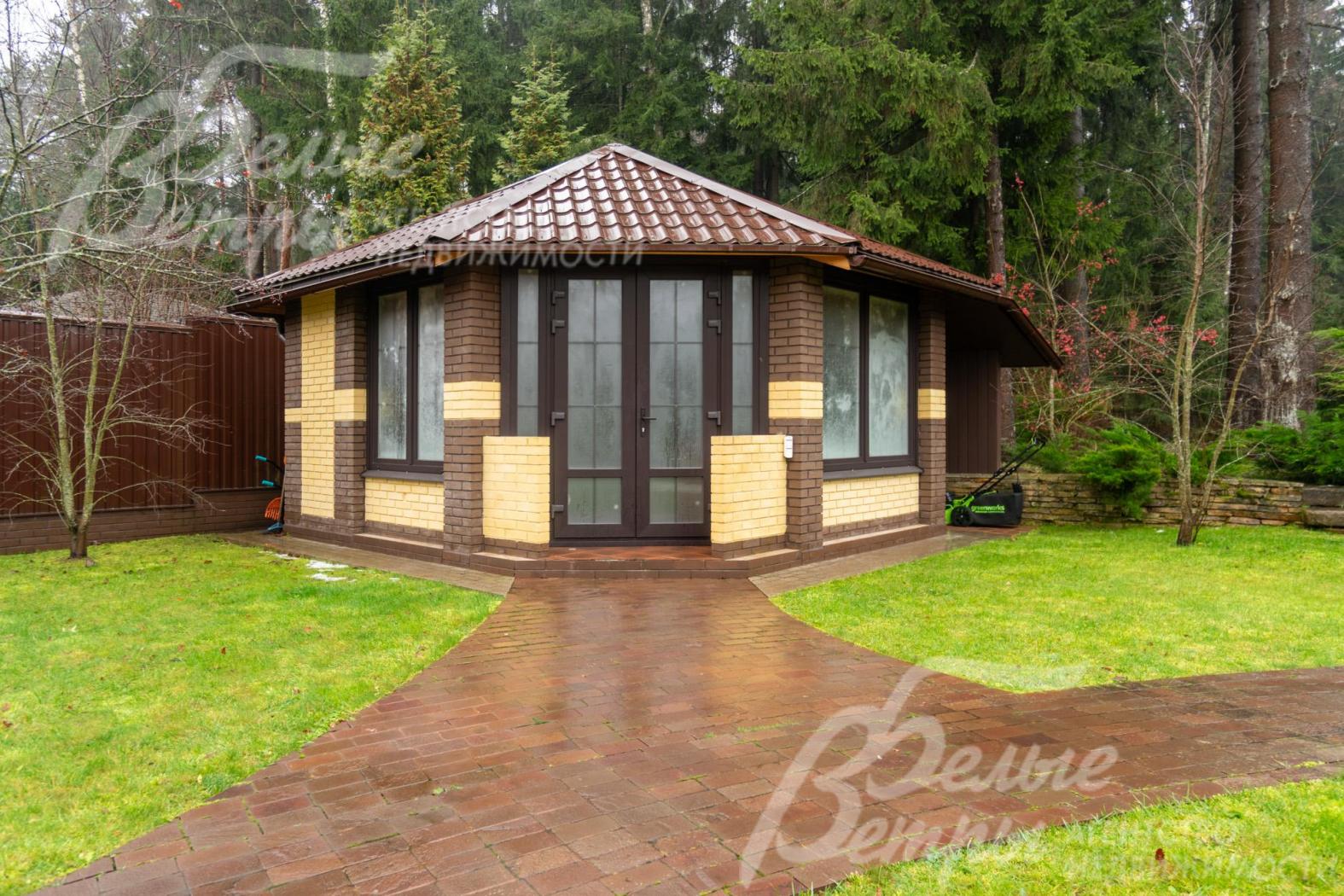 На участке построена обогреваемая беседка с отделкой керамическим кирпичом в стиле дома