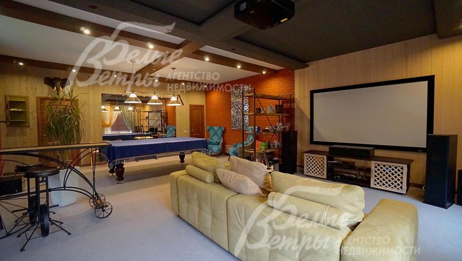 Бильярдная с кинозалом в гостевом доме