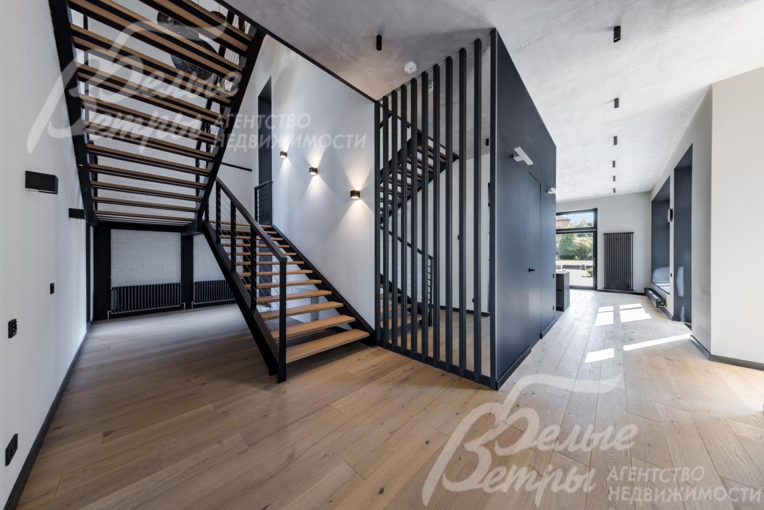 Дизайнерская лестница на прочном металлическом каркасе.