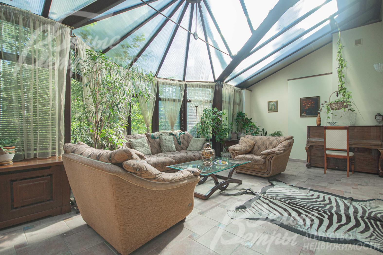 Уютная зона отдыха в зимнем саду