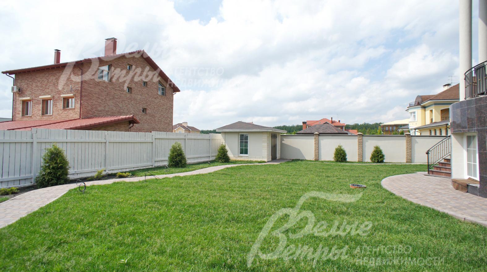 Участок 12 соток, на участке сделан ландшафтный дизайн.