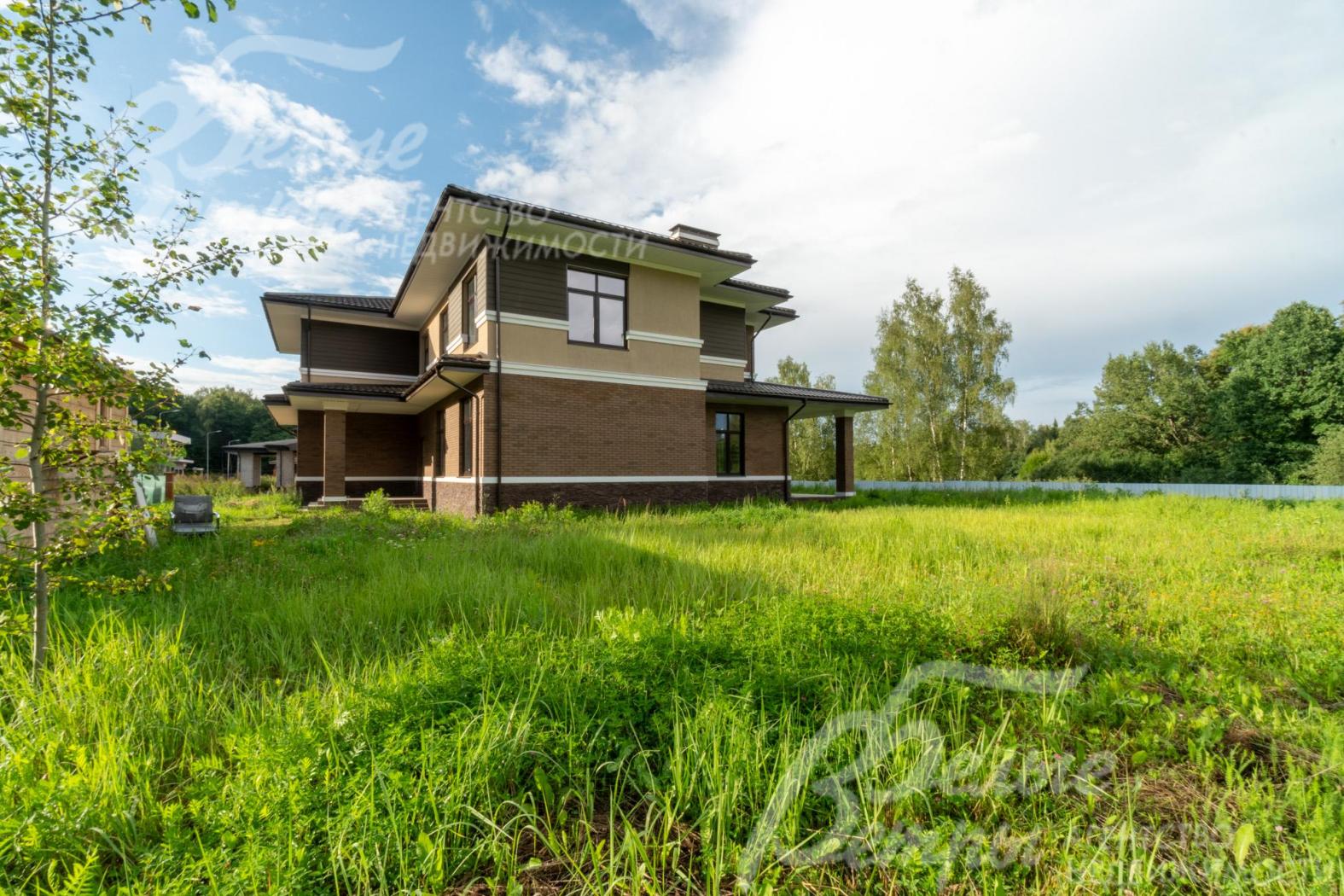 Дом стоит на большом ровном участке, подготовленном для реализации проекта ландшафтного дизайна