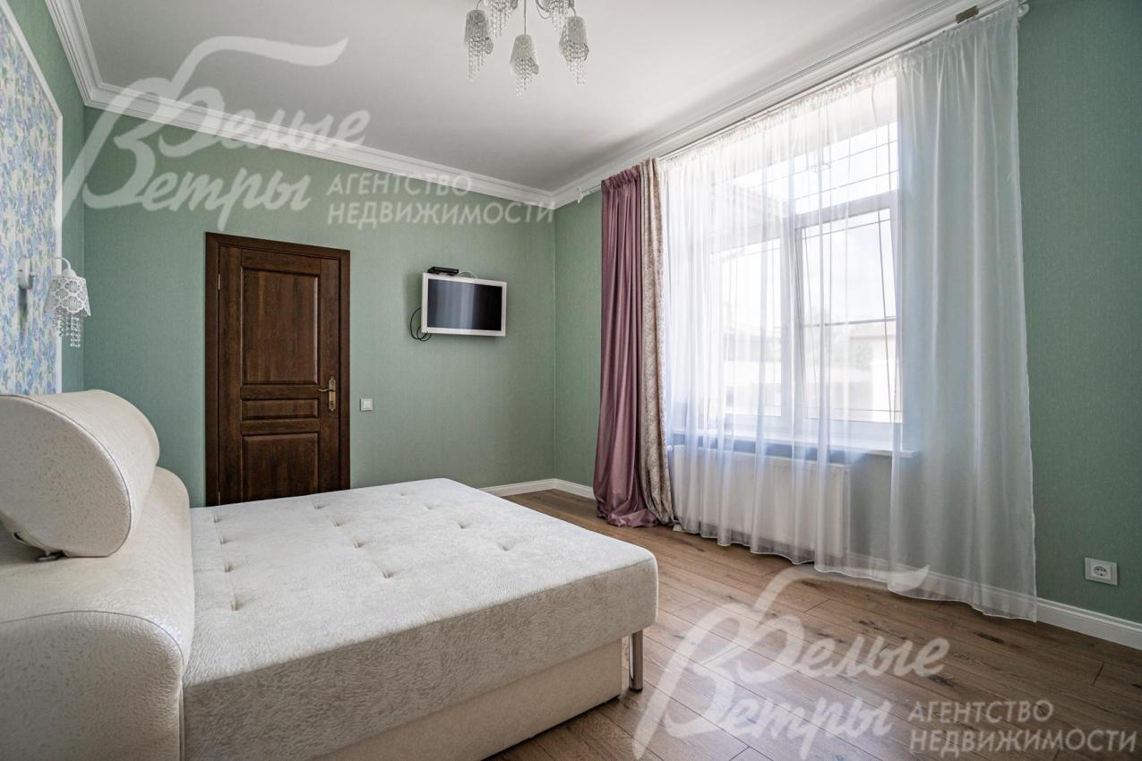 На стенах поклеены обои дорогих премиальных марок