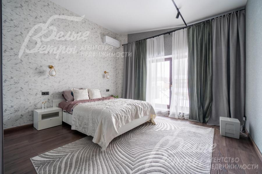 В главной спальне - большое окно