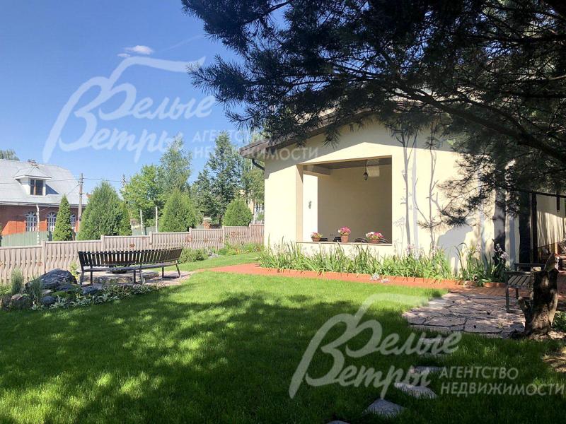 Зелёное оформление также включает многолетние цветы и газон