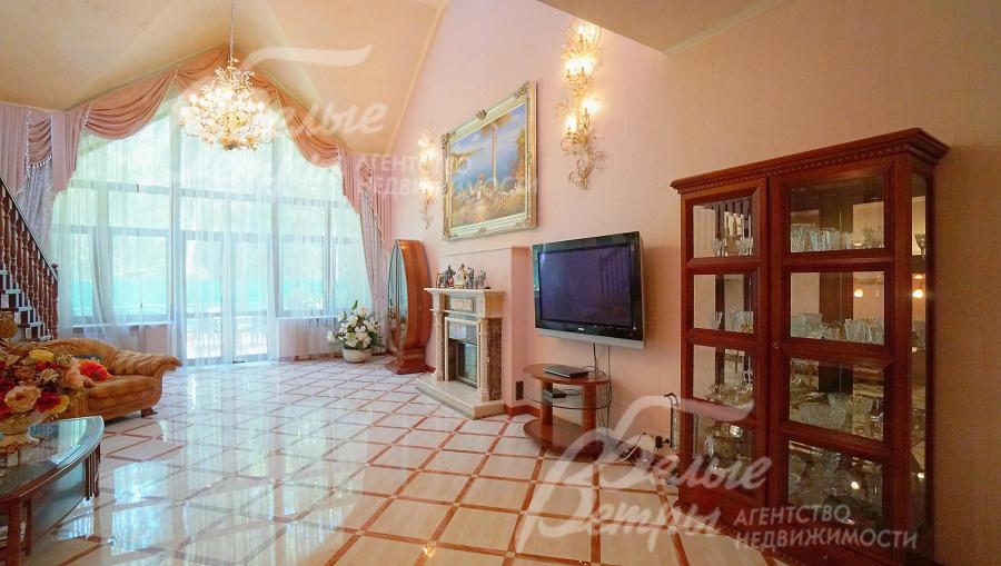 Двухсветная гостиная с камином 47 кв.м с выходом на террасу