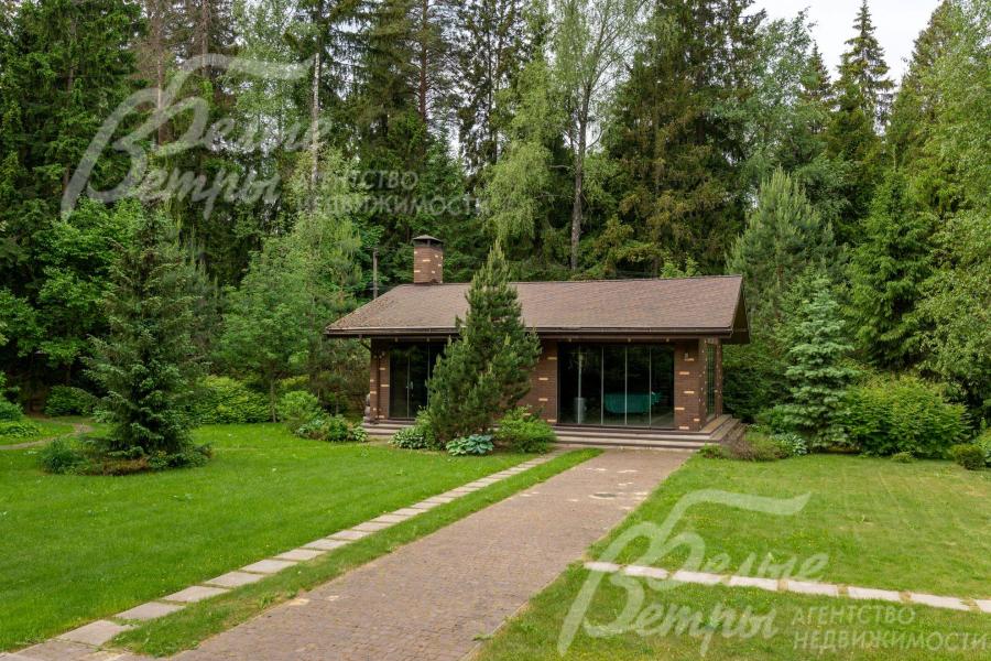 На участке павильон с камином и бильярдным столом.