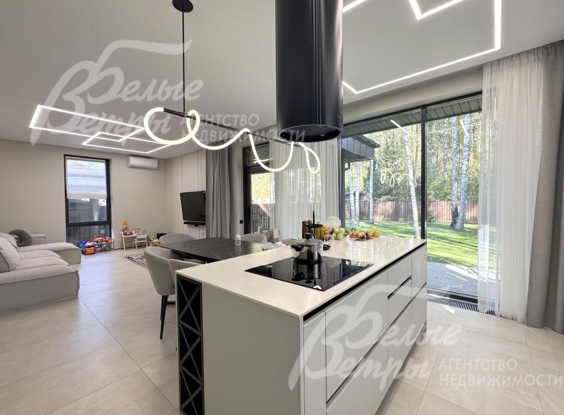 На кухне – гарнитур в трендовом цветовом решении с островом («Стильные Кухни»), столовая группа, техника