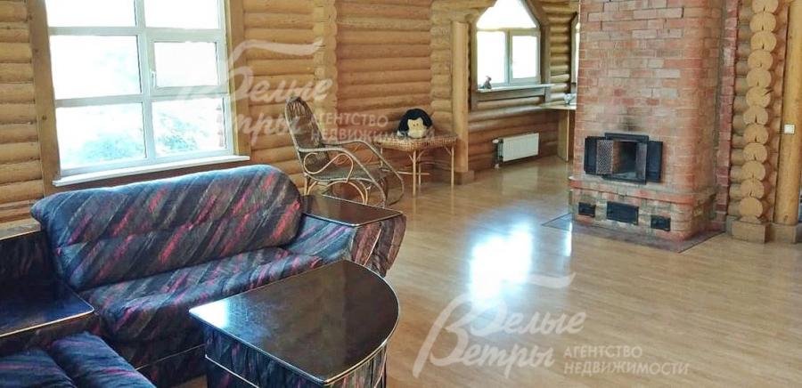 Двусветная гостиная с камином