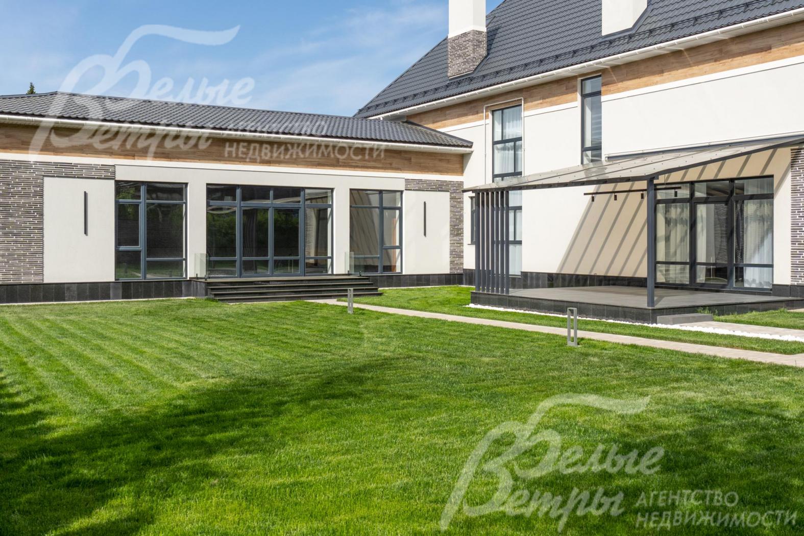 Слева - СПА-зона с панорамными окнами, справа - летняя крытая терраса