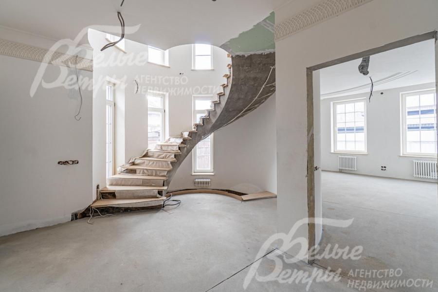 Лестница широкая монолитная витая со ступенями, отделанными двумя видами мрамора imperador crema marfil, imperador dark