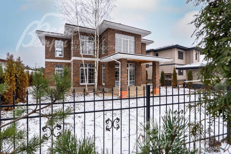 Участок огорожен кованым забором на монолитном основании выстой 2 м