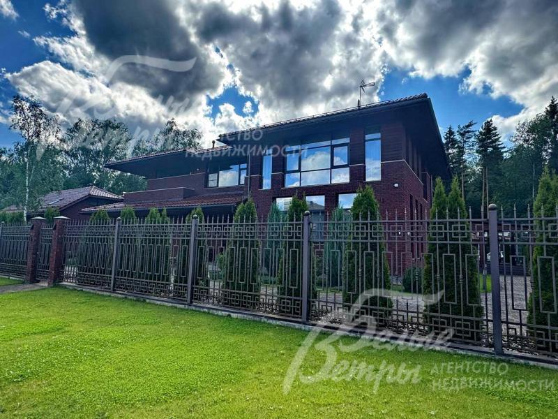 Кирпичные дома у леса