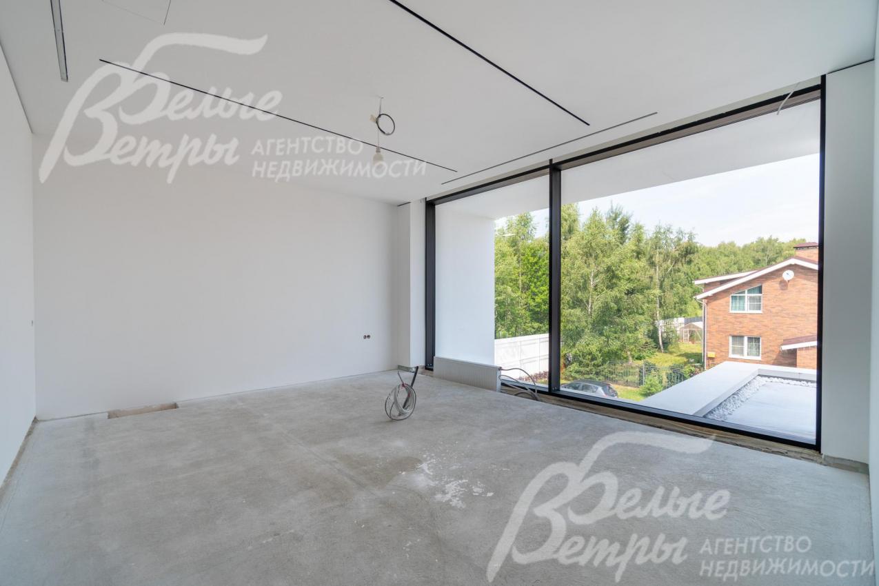 Окна на втором этаже - от пола до потолка, из них открывается живописный вид