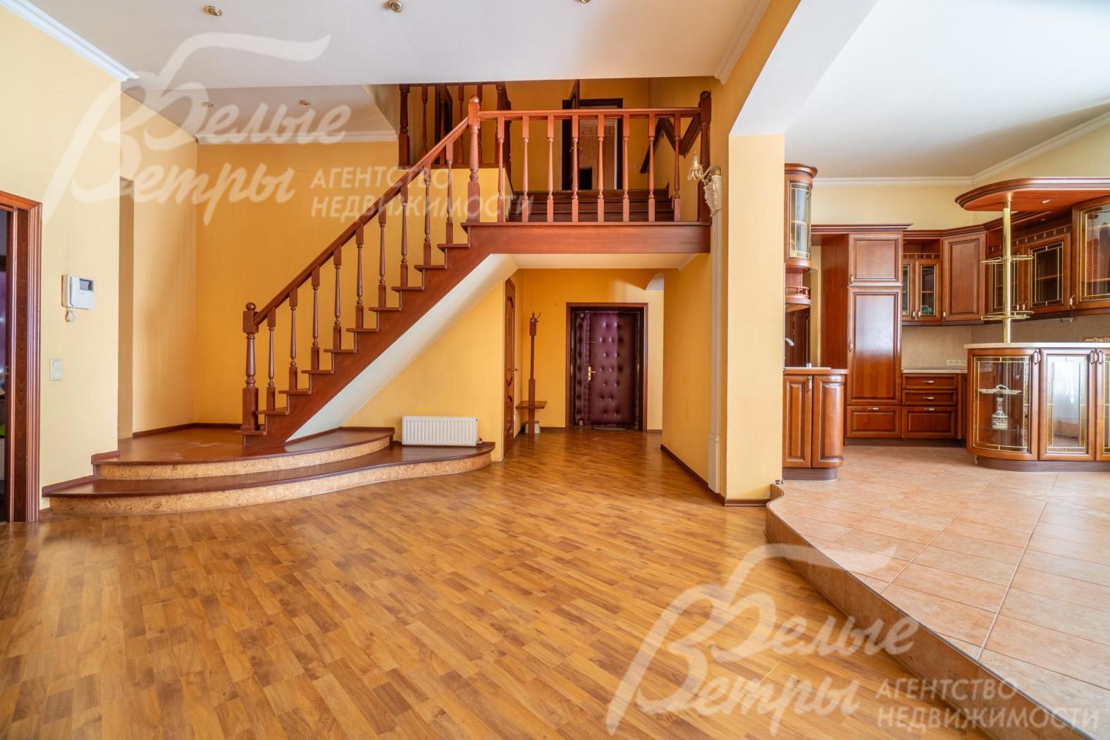 Лестница на металлическом каркасе, отделка лиственницей