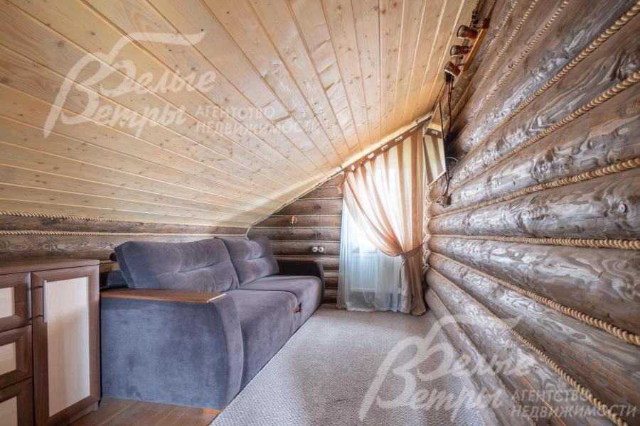 Холл с диваном на втором этаже бани