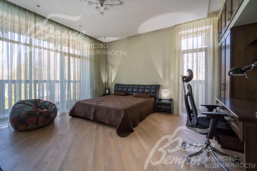 Третья спальня на втором этаже с панорамным остеклением и комфортным рабочим местом