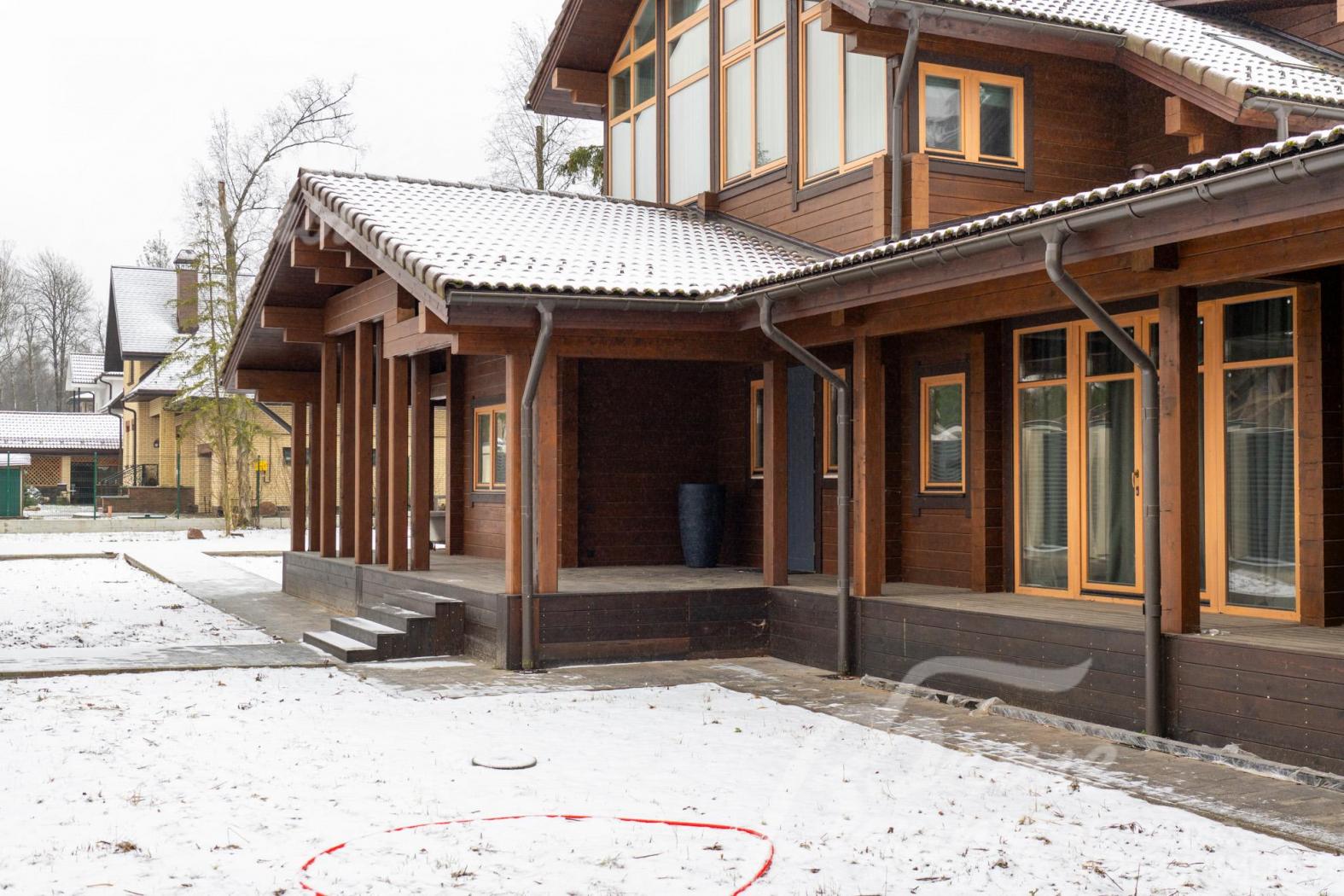 Дом окружают террасы площадью 370 кв.м, на втором этаже есть тёплая веранда и балкон