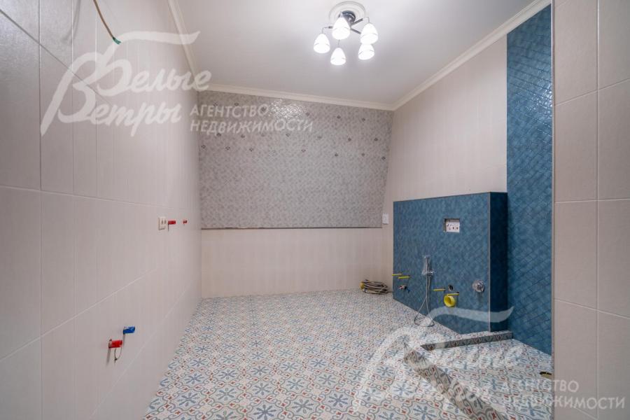 Санузел на мансардном этаже с душевой с контрастным оформлением стены