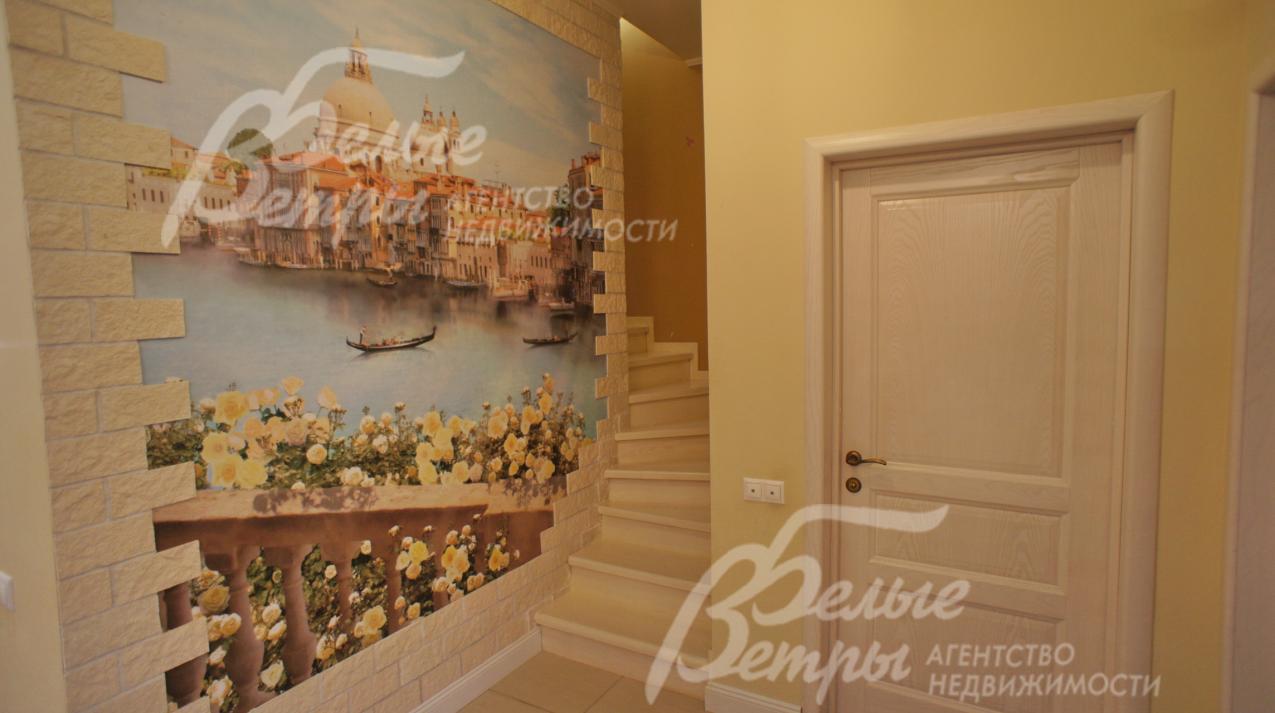 Лестничный марш: монолит отделан деревом (сосна)