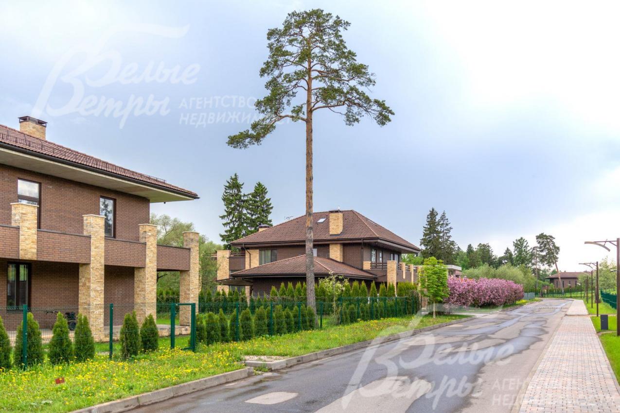 Асфальтированные и освещенные дороги в поселке