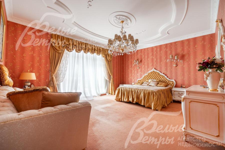 Все спальни полностью меблированы дорогой итальянской классической мебелью в разных цветовых решениях, объединенными единой стилистикой