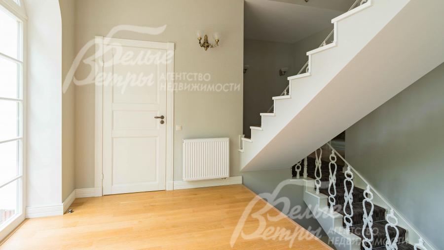 Двери деревянные Abloy ( Финляндия), окрашены в белый цвет