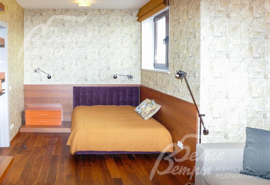 В доме в жилых зонах на стенах бумажные американские обои, на полу массив красного дерева.