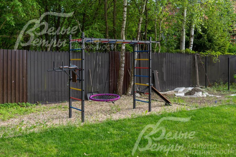 На территории участке установлены детские качели