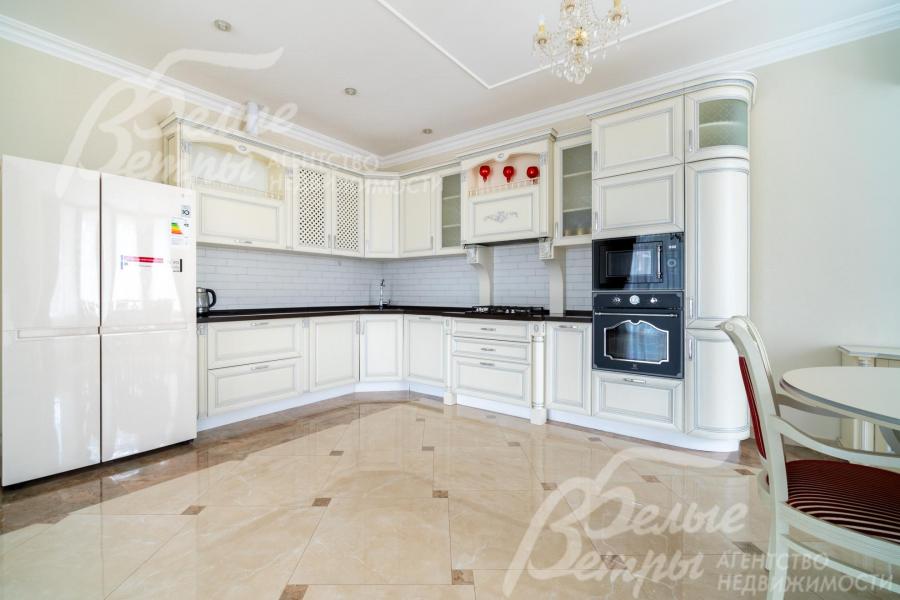 В кухне-столовой: холодильник side-by-side, духовая печь, газовая плита, посудомоечная машина, микроволновая печь