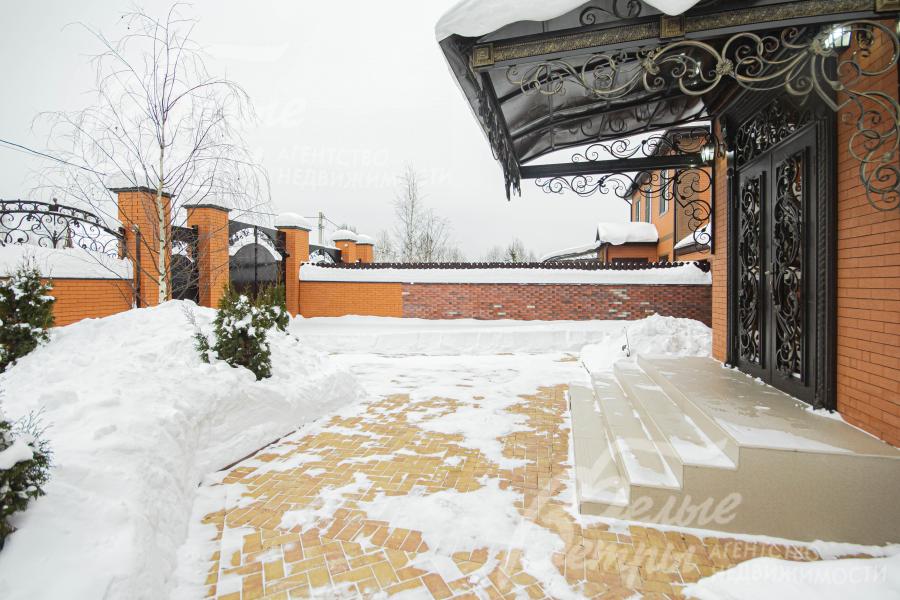 Входная группа с кованым козырьком 