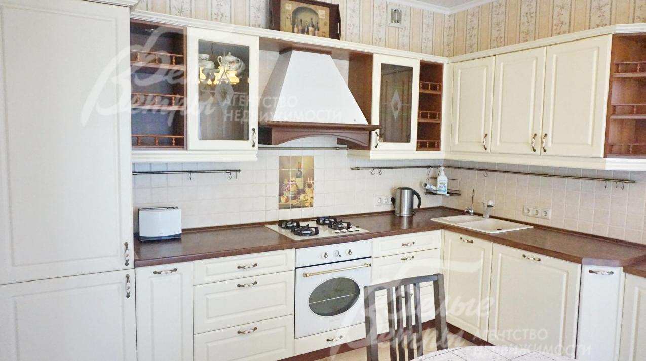 Стильная светлая кухня, укомплектованная бытовой техникой