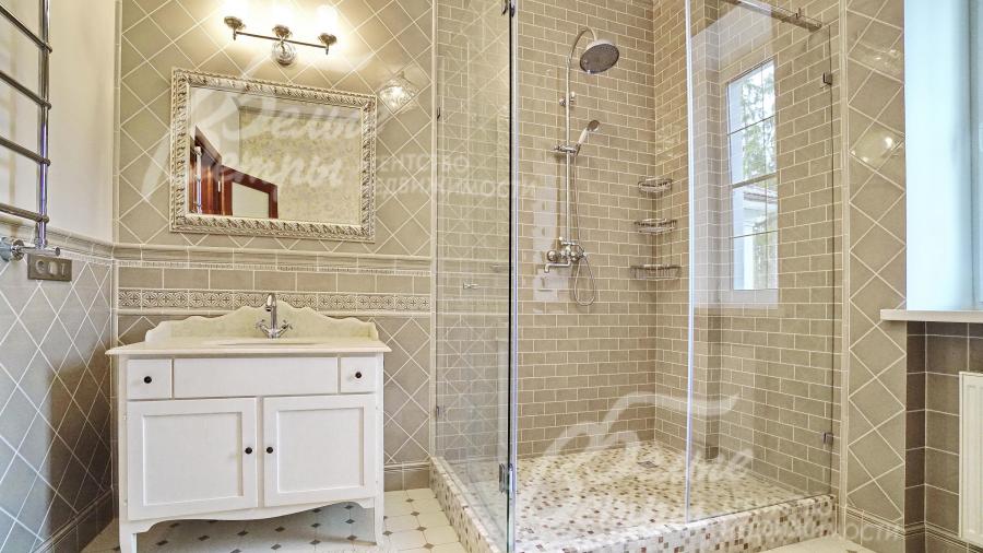 Вся сантехника установлена ведущих брендов: Villeroy&Boch (Германия),  Kohler (Германия), Flaminia (Италия), Azzurra (Италия), Roca