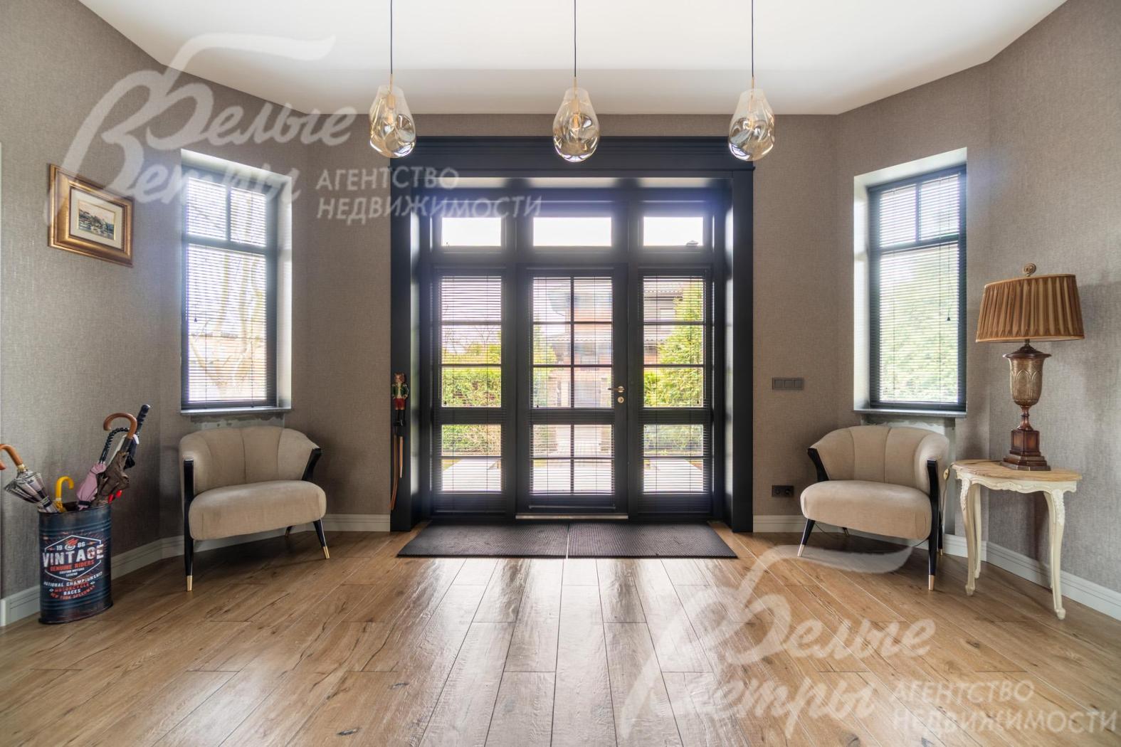 Входная дверь с большими стеклянными вставками выполнена из лиственницы, ступени — из керамогранита Villeroy & Boch