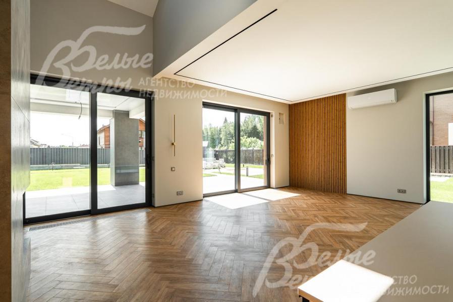 Из гостиной есть выход на террасу