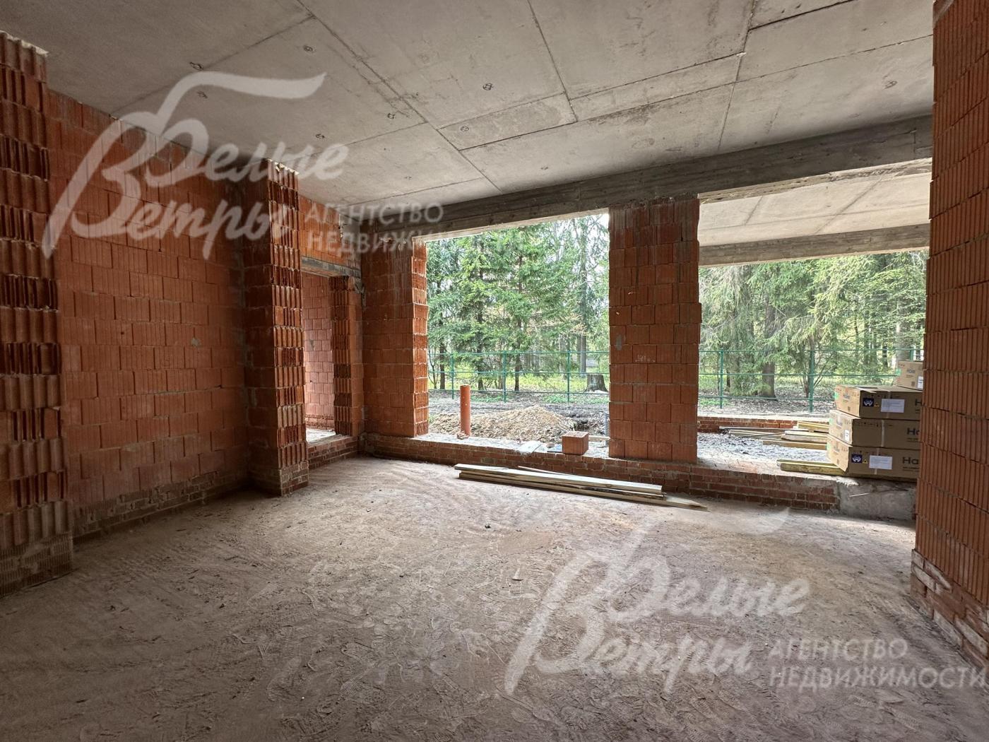 В доме - высокие потолки, 3.3 м в чистовой отделке, предусмотрено панорамное остекление