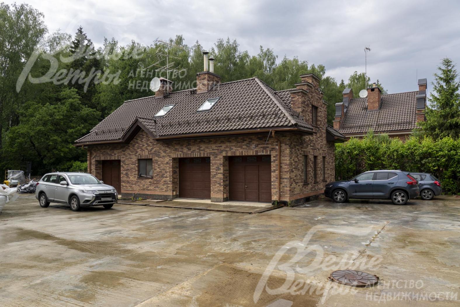 Гостевой дом общей площадью 187 кв.м в стиле основного дома, на пером этаже - гараж для 3-х автомобилей. Рядом - парковка, вмещающая до 8-и автомобилей