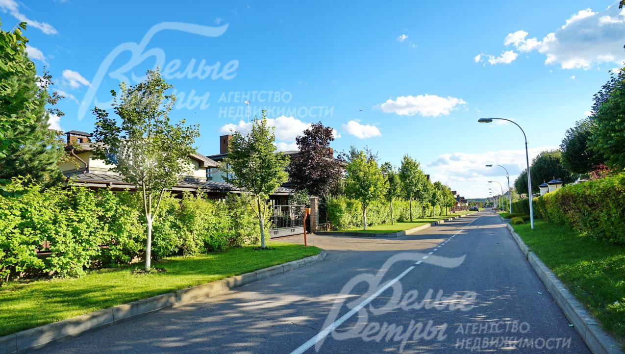 прекрасные широкие ухоженные улицы в поселке Империал