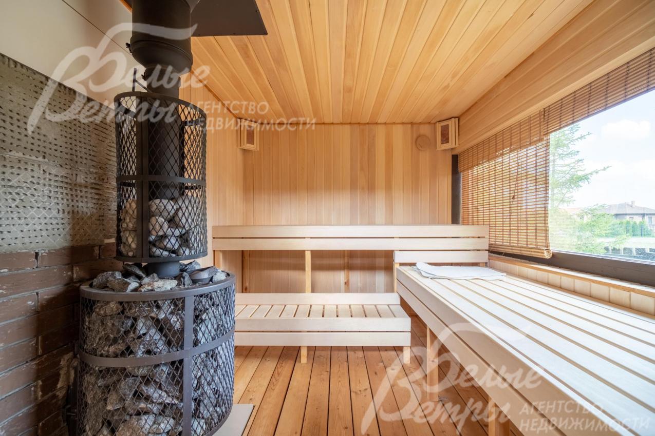 В бане - русская чугунная топка, оригинальная печь с дисперсным паром, парилка - из липы (с окном)