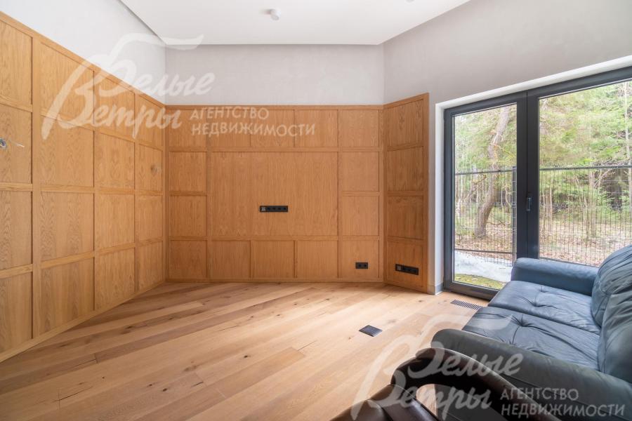 На первом этаже находится кабинет. В кабинете отделка стен дополнена деревянными реечными панелями