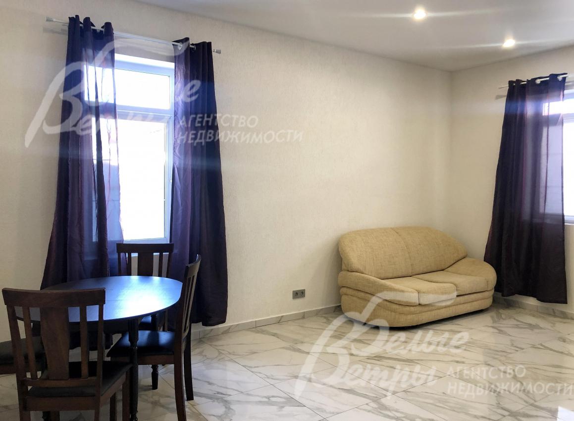 Интерьер всех студий украшают шторы и светильники