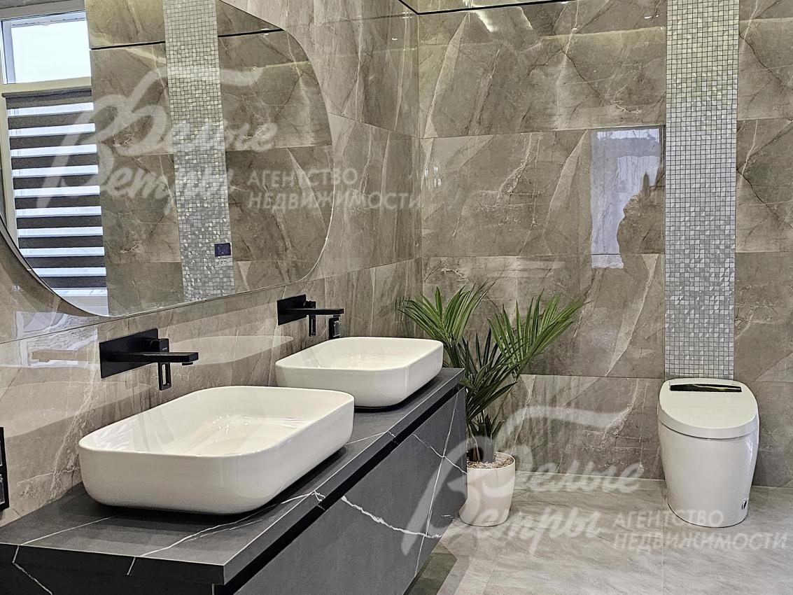 Санузел мастер-спальни: установлена каменная тумба-столешница на две раковины