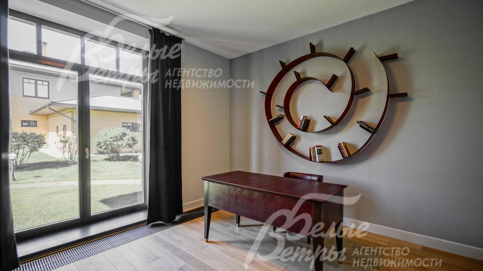 Кабинет на 1-м этаже с панорамным окном