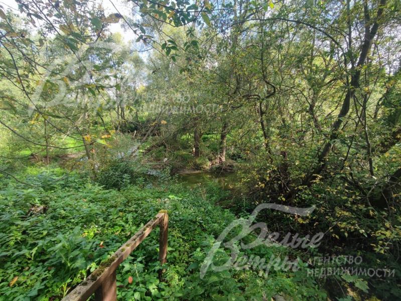 Участок граничит с лесным массивом и имеет выход к реке Сосенка
