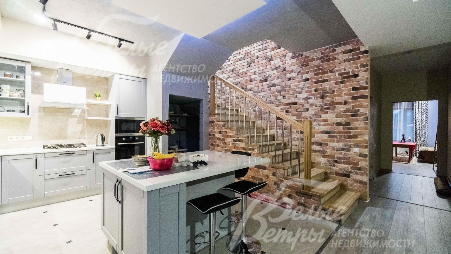 Стильная удобная лестница на второй этаж