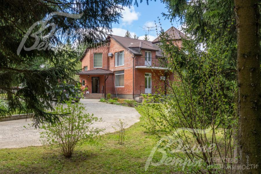 На верхней территории участка выложены дорожки из натурального камня, выполнено освещение, посажен газон